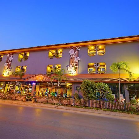 The Corner Hotel (Adults Only) Τσιανγκ Ράϊ Εξωτερικό φωτογραφία