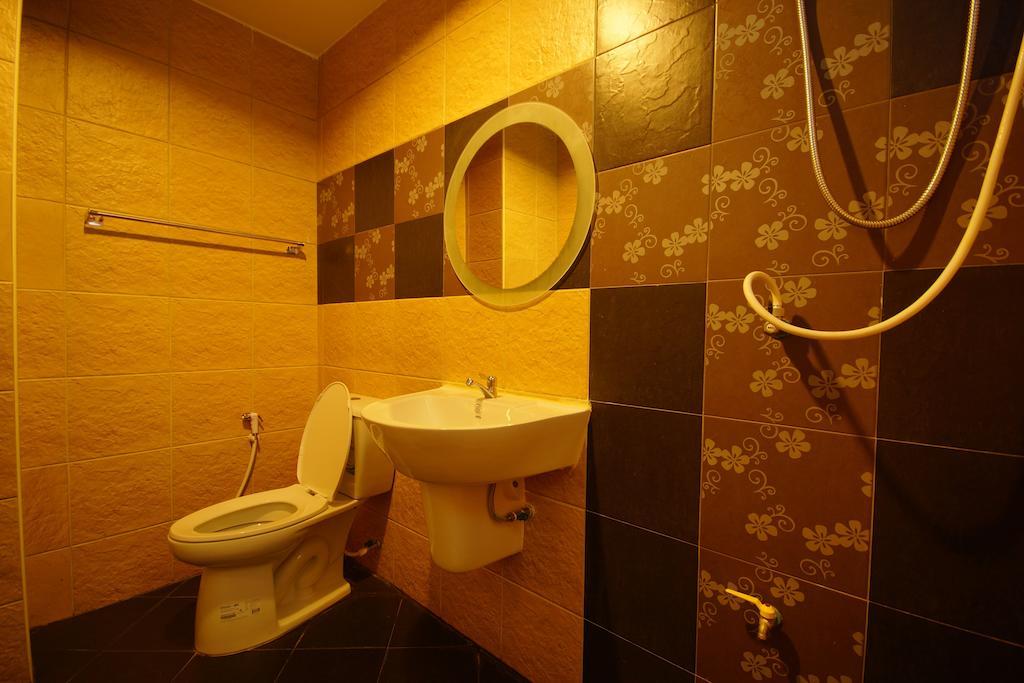 The Corner Hotel (Adults Only) Τσιανγκ Ράϊ Δωμάτιο φωτογραφία